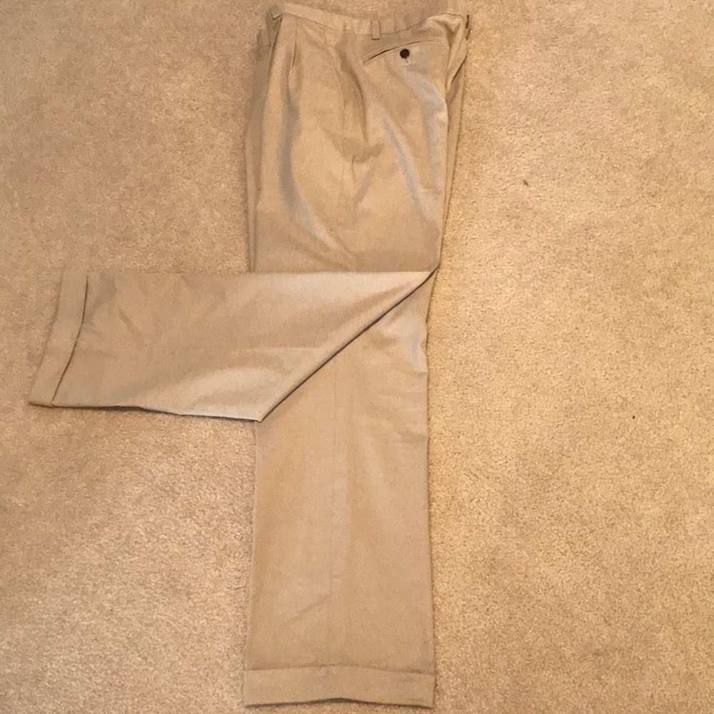 Men’s Eddie Bauer light tan cuffed trouser pant.